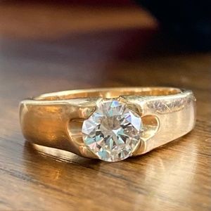 0.84 ct round brilliant cut diamond in 14K gold size 6 ring